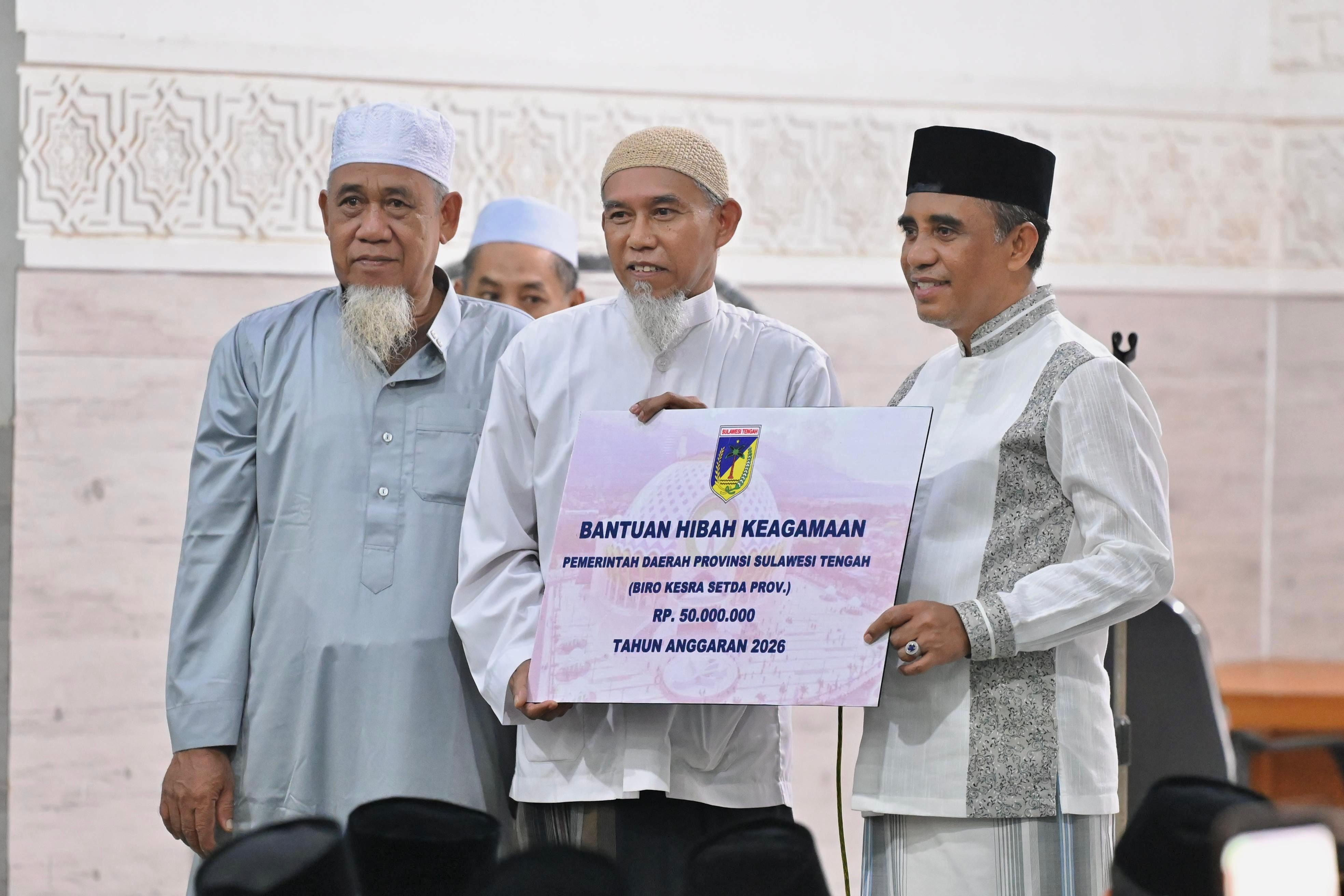 Safari Ramadan di Parigi, Gubernur Sulteng Bagikan Bantuan ke Masjid Darussalam