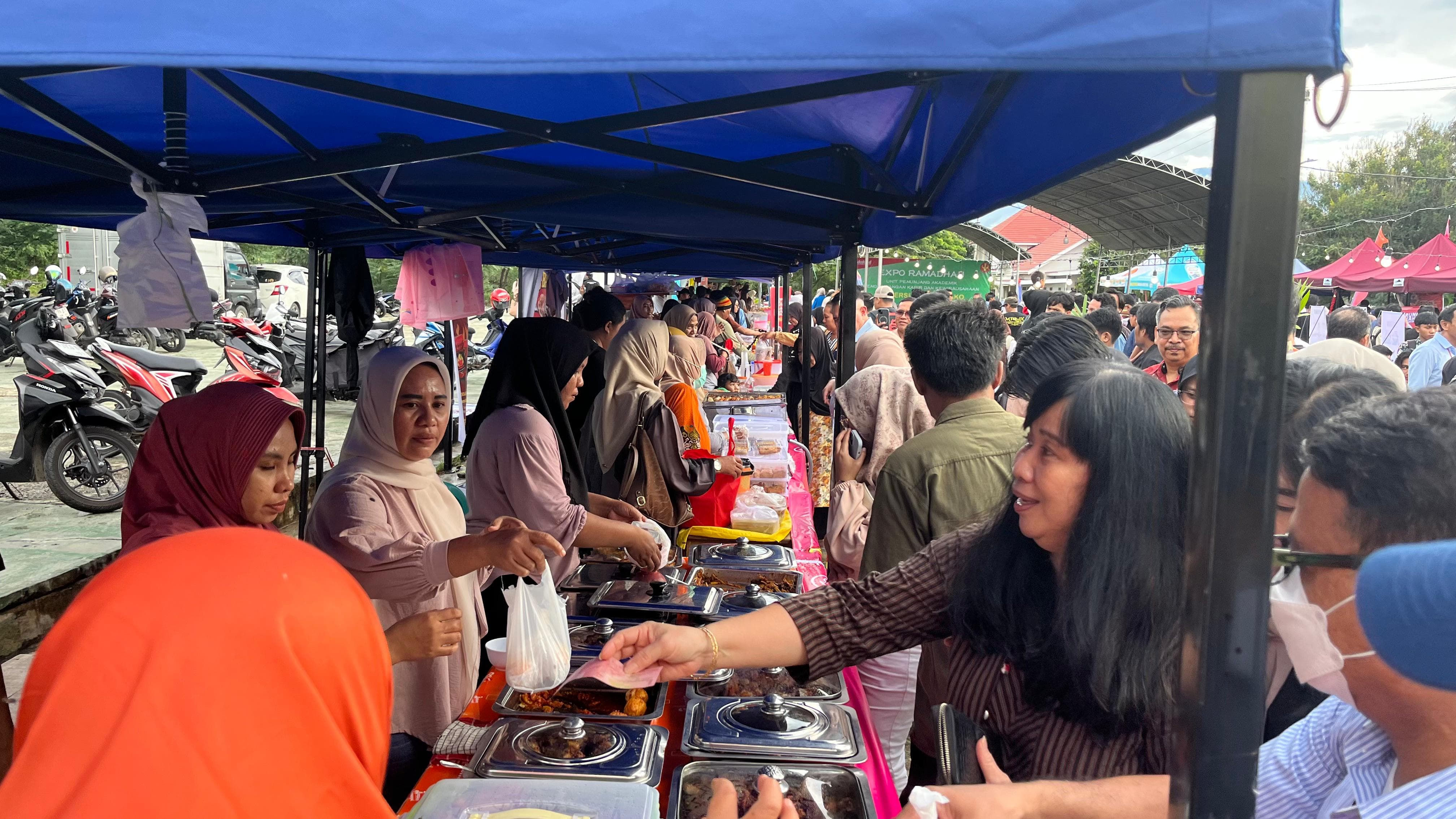 Untad Gelar Ekspo Ramadan, Libatkan Mahasiswa dan UMKM dalam Penguatan Ekonomi Kampus