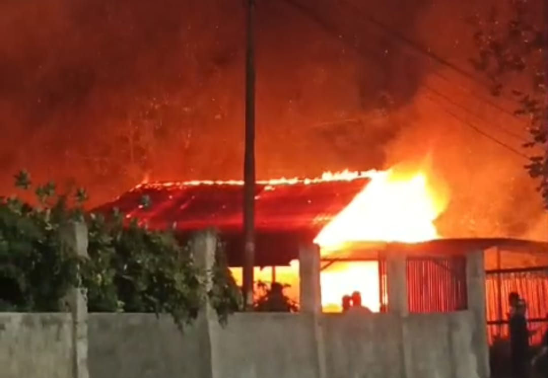 Bangunan di Belakang Polsek Palu Barat Terbakar, Diduga Akibat Korsleting Listrik
