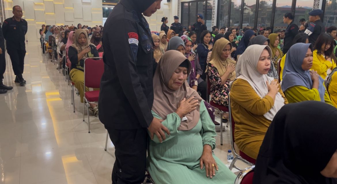 Brimob Polda Sulteng Gelar Hipnoterapi Massal untuk Pulihkan Psikis Warga Pesisir Palu