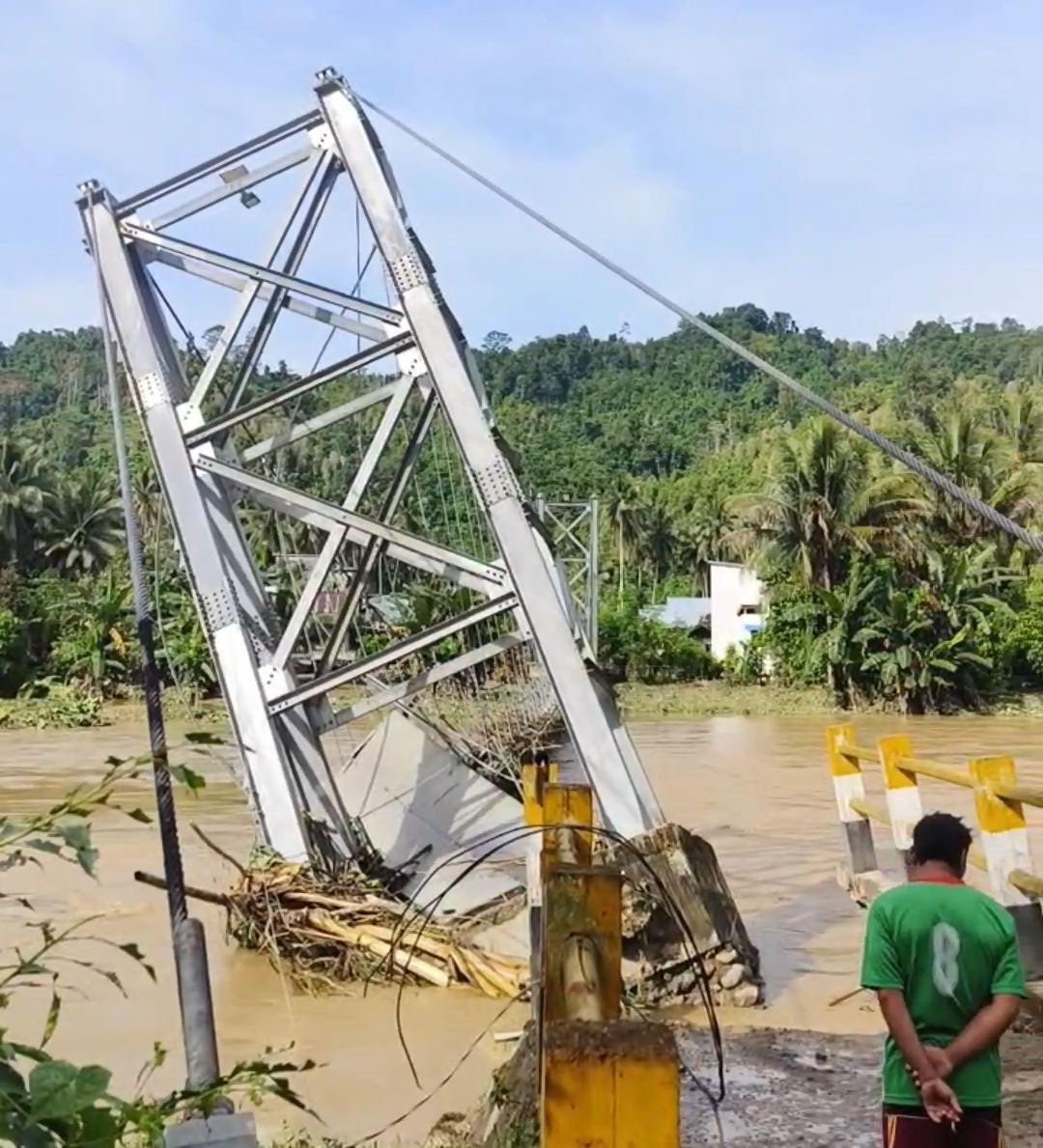 Jembatan Gantung di Sojol Miring Akibat Banjir dan Longsor, Sejumlah Dusun Terisolasi Sementara