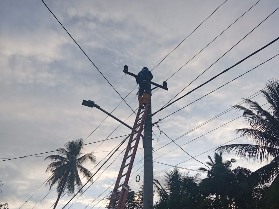 PLN Pulihkan Jaringan Listrik Terdampak Banjir dan Longsor di Sekitar GI Tawaeli