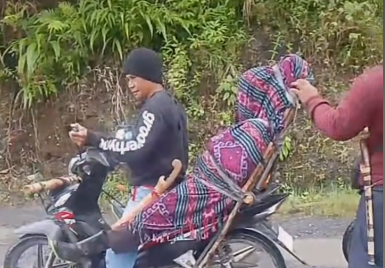 Jalan Rusak Parah, Jenazah Penyuluh KB di Donggala Dievakuasi Pakai Motor