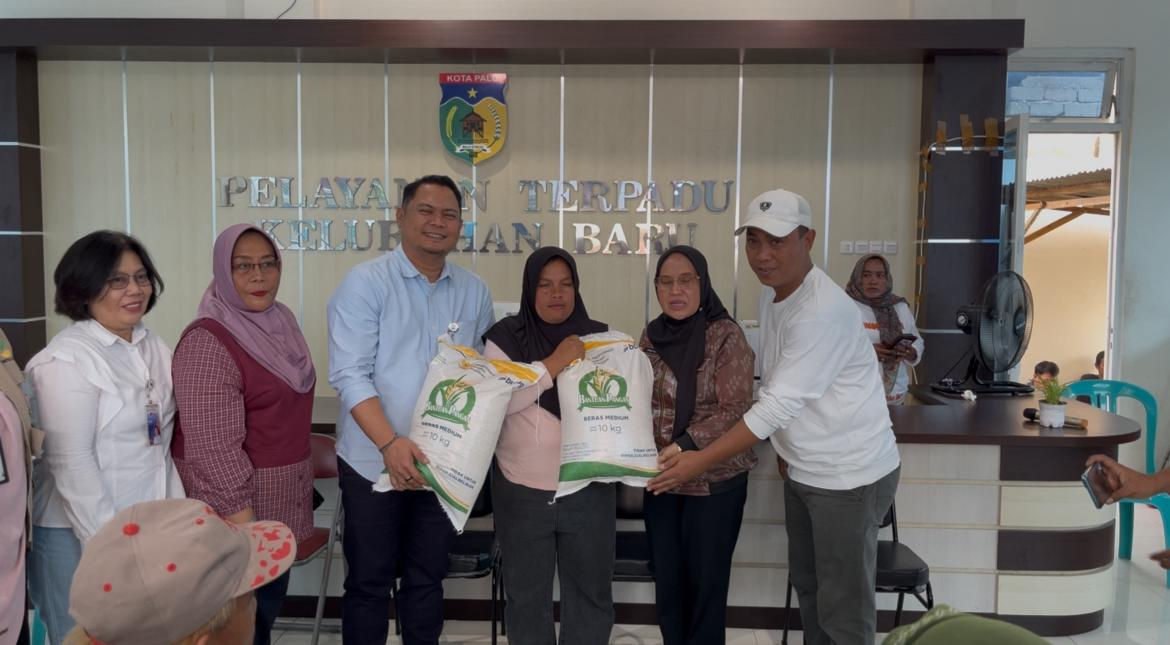 Pemkot Palu dan Bulog Salurkan 4,4 Ton Beras Bantuan ke Warga Kelurahan Baru