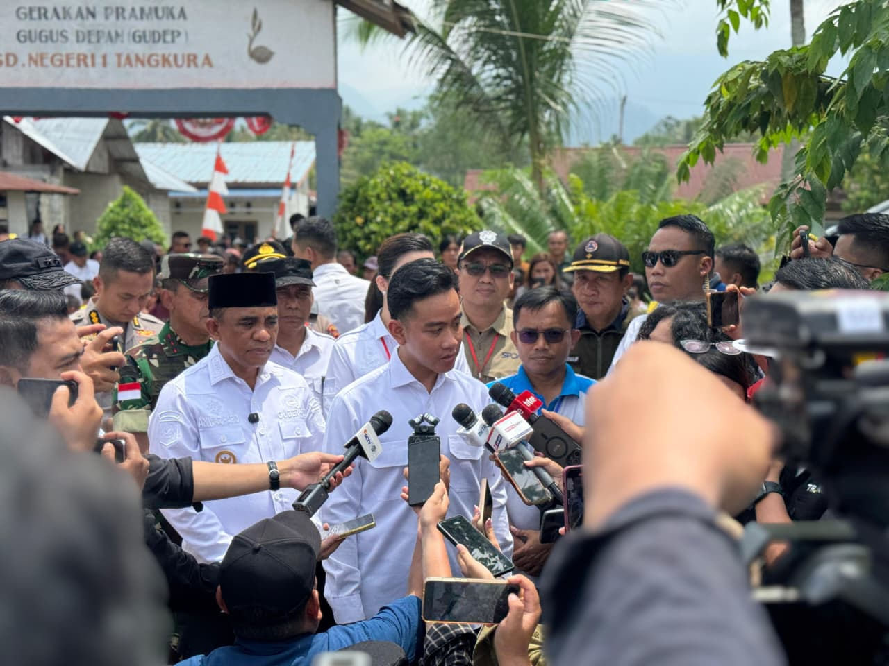Tinjau Desa Tangkura Pascagempa, Wapres Tegaskan Anak-Anak Harus Tetap Sekolah