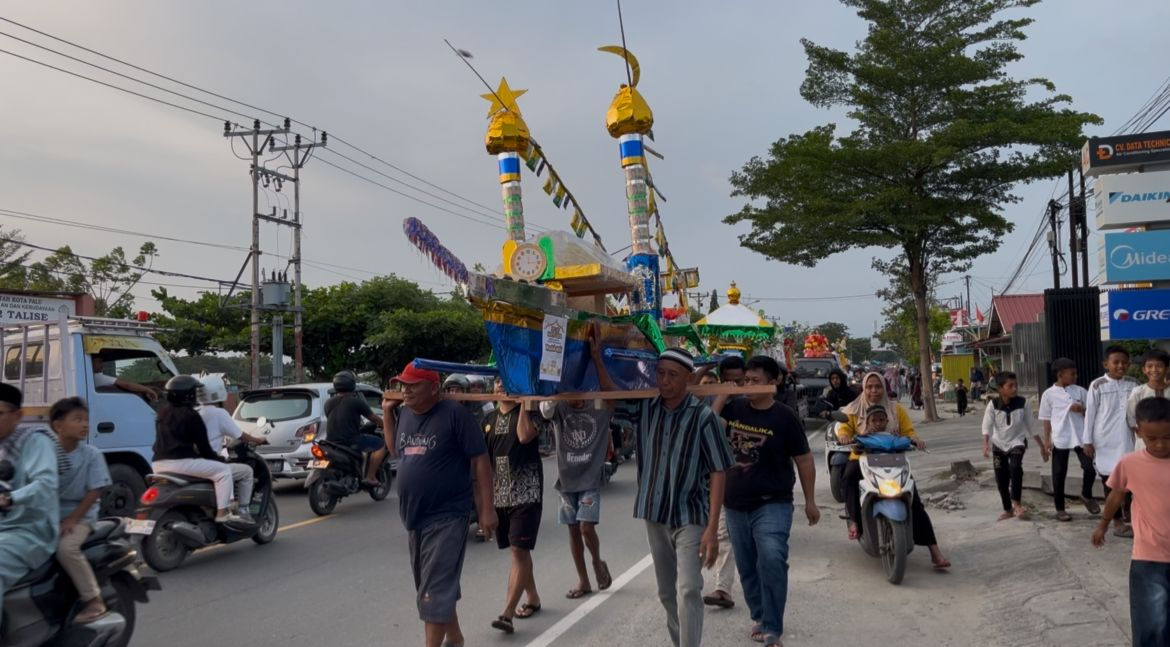 Meriah, Warga Talise Arak Pohon Telur pada Peringatan Maulid Nabi