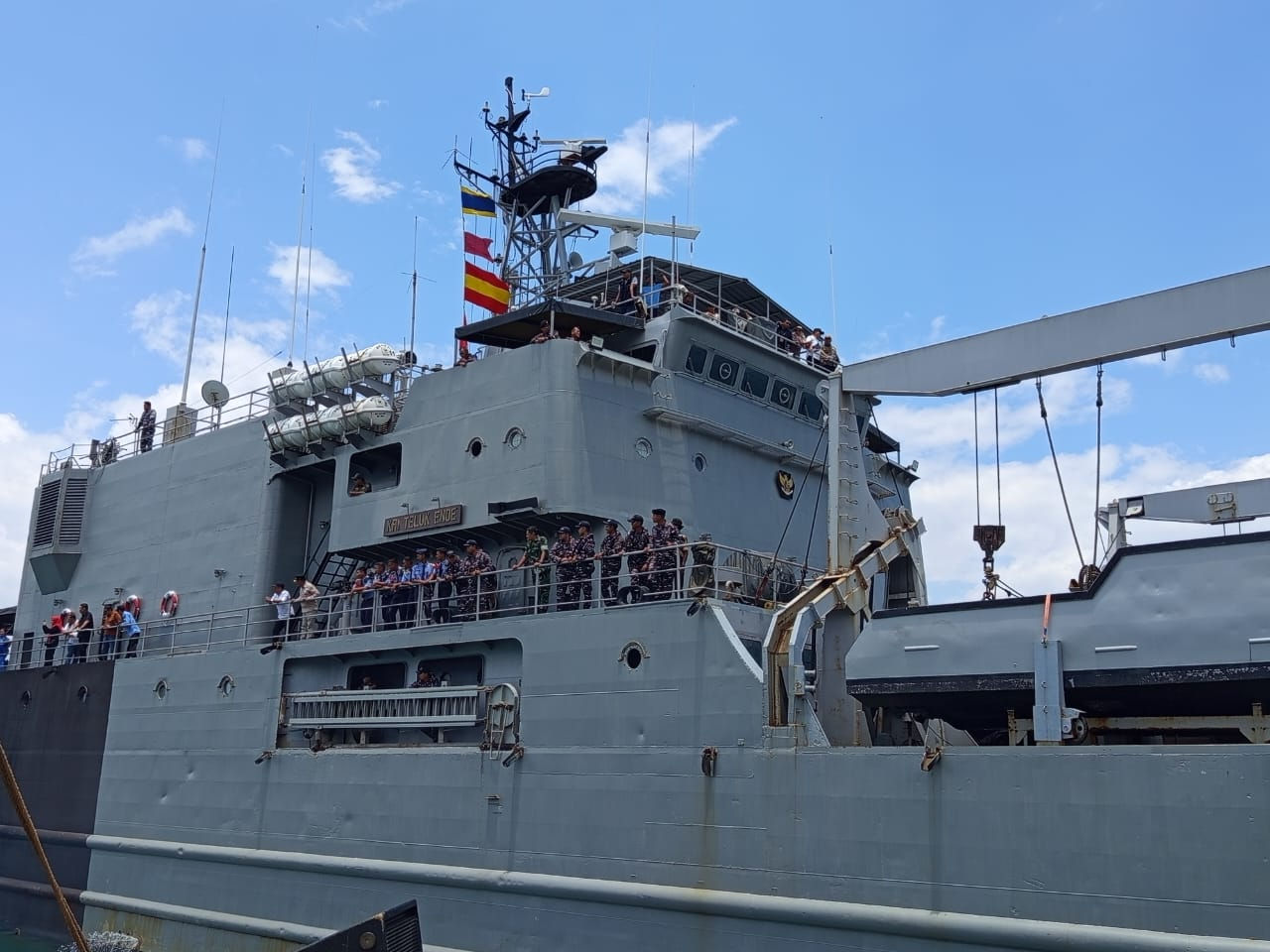 Donggala Disambangi KRI Teluk Ende-517, Nelayan dan Warga Dapat Ratusan Paket Sembako