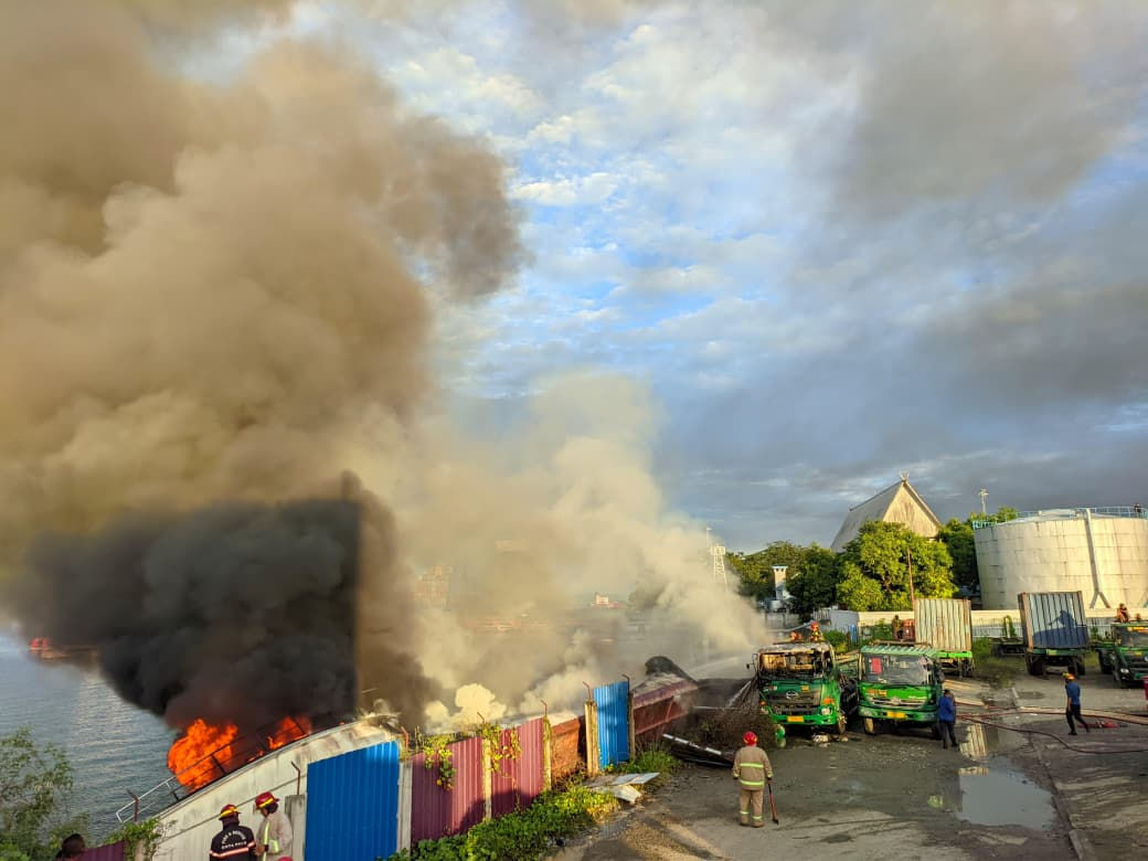 Kapal Karam Milik KPLP Terbakar di Pantai Pantoloan, Satu Truk Kontainer Ikut Hangus
