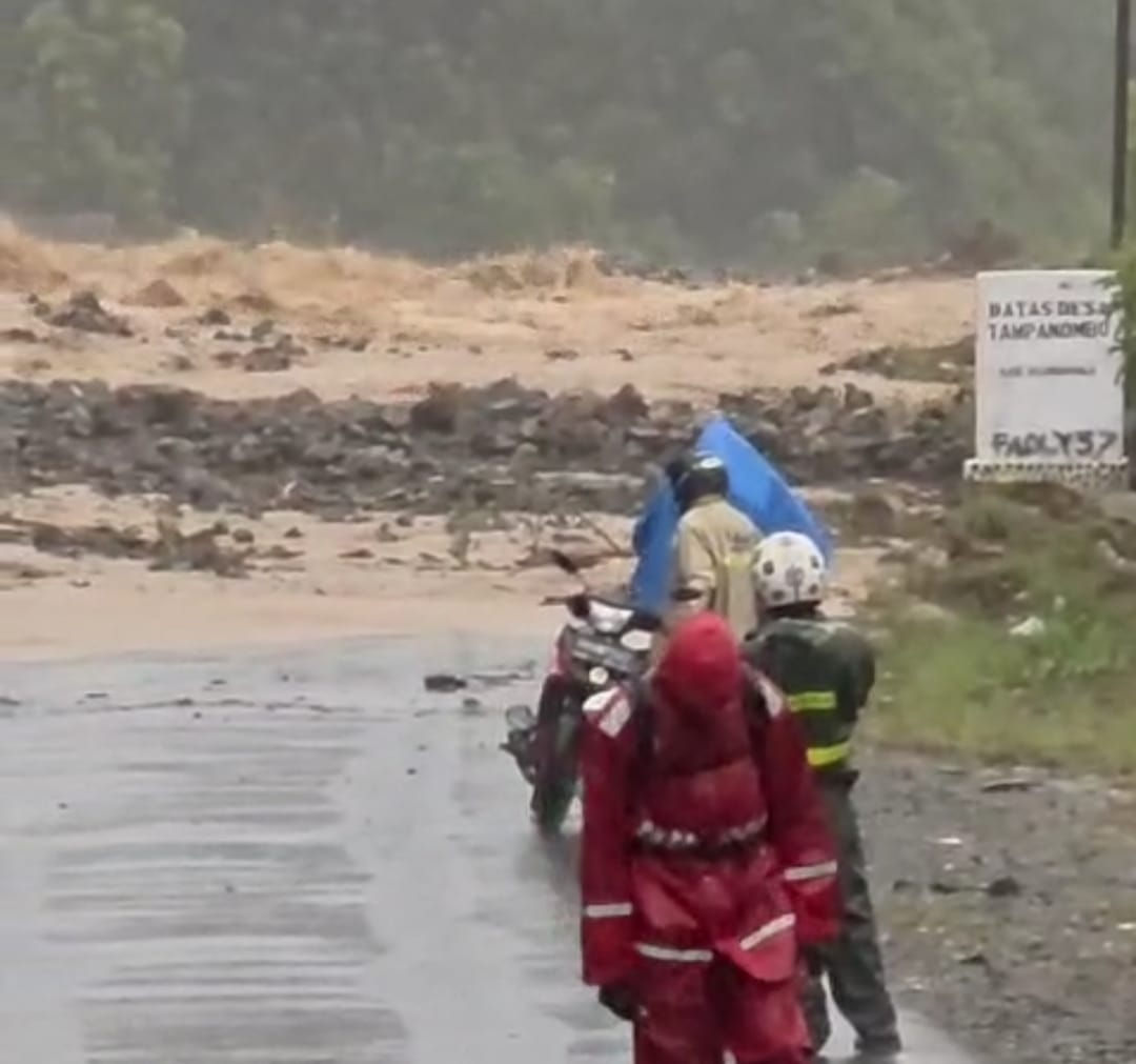 Hujan Deras Picu Longsor, Jalan Trans Ampana–Poso Terputus