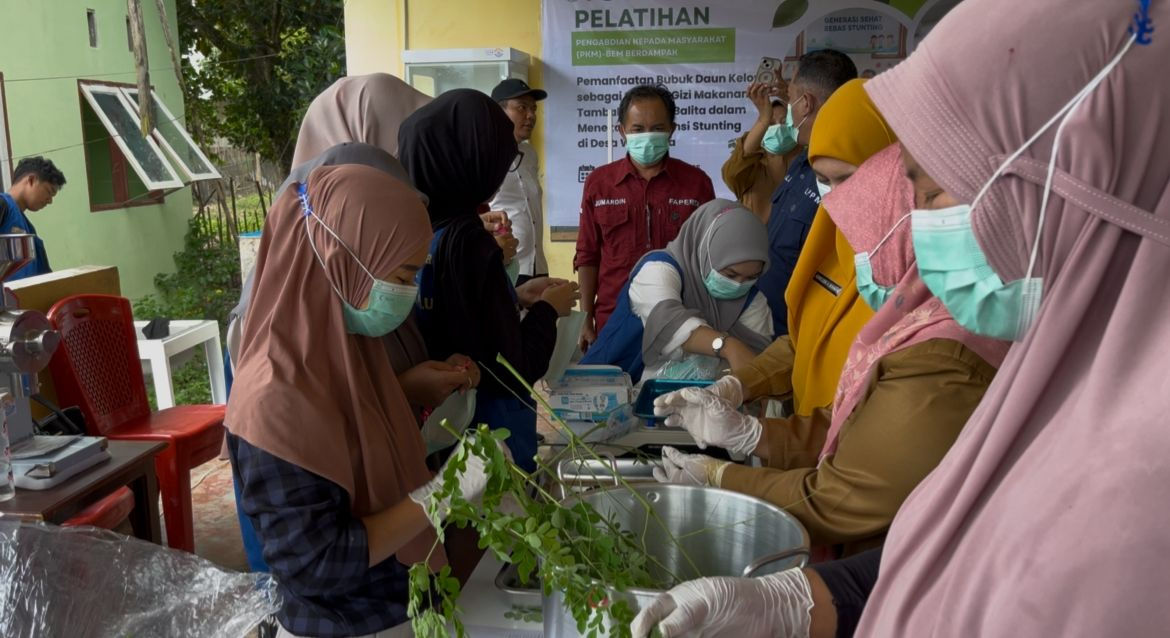 PKM BEM Berdampak Unisa Palu Latih Warga Sigi Olah Bubuk Daun Kelor untuk Cegah Stunting