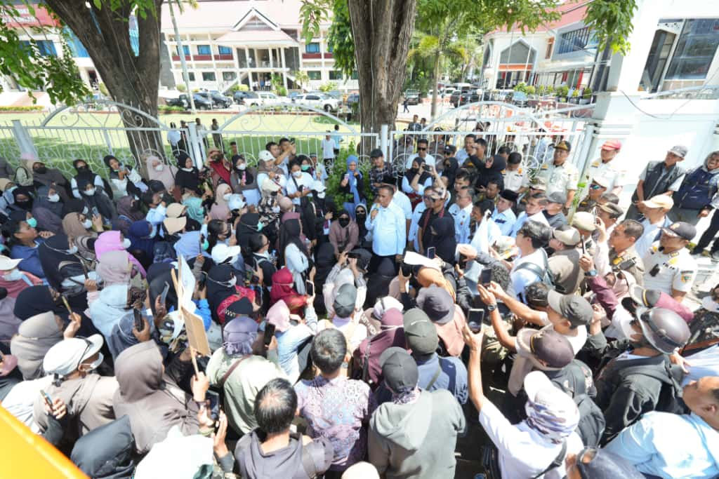 PPPK Donggala Datangi Kantor Gubernur Sulteng Tuntut Pembayaran Gaji 
