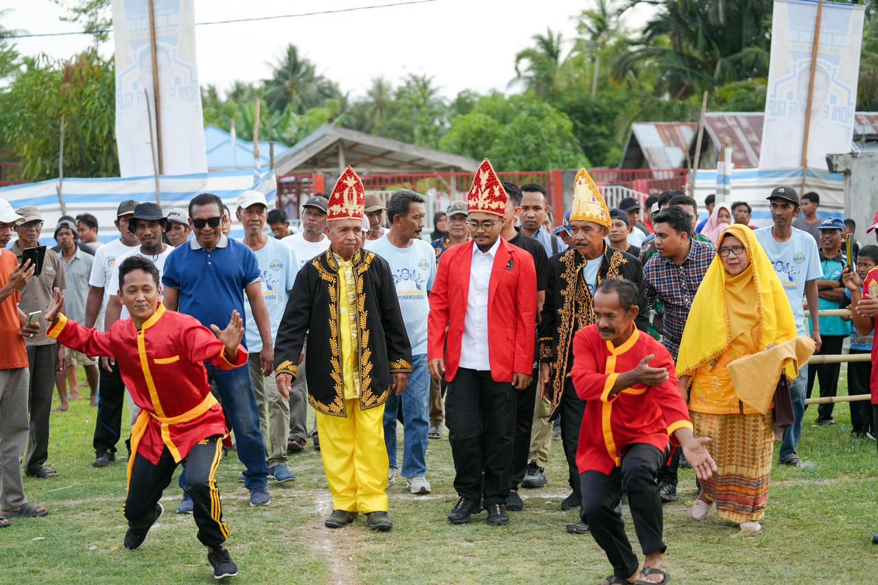 Disambut Adat Cakalele, Ketua KONI Fathur Razaq Resmi Buka KONI Sulteng Cup 2025