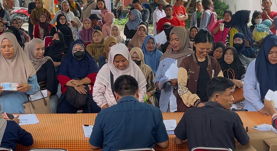 Ratusan Warga Antre Panjang di Kantor Pos Palu untuk Pencairan BLTS