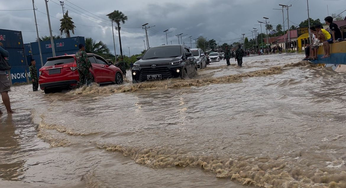 Banjir Rendam Pantoloan, Arus di Jalur Trans Sulawesi Sempat Terhambat