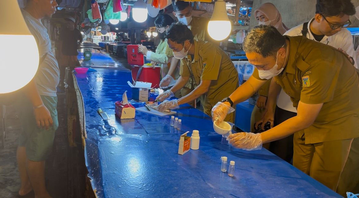 Uji Cepat Formalin di Pasar Manonda Palu, Sampel Ikan Dinyatakan Aman Konsumsi