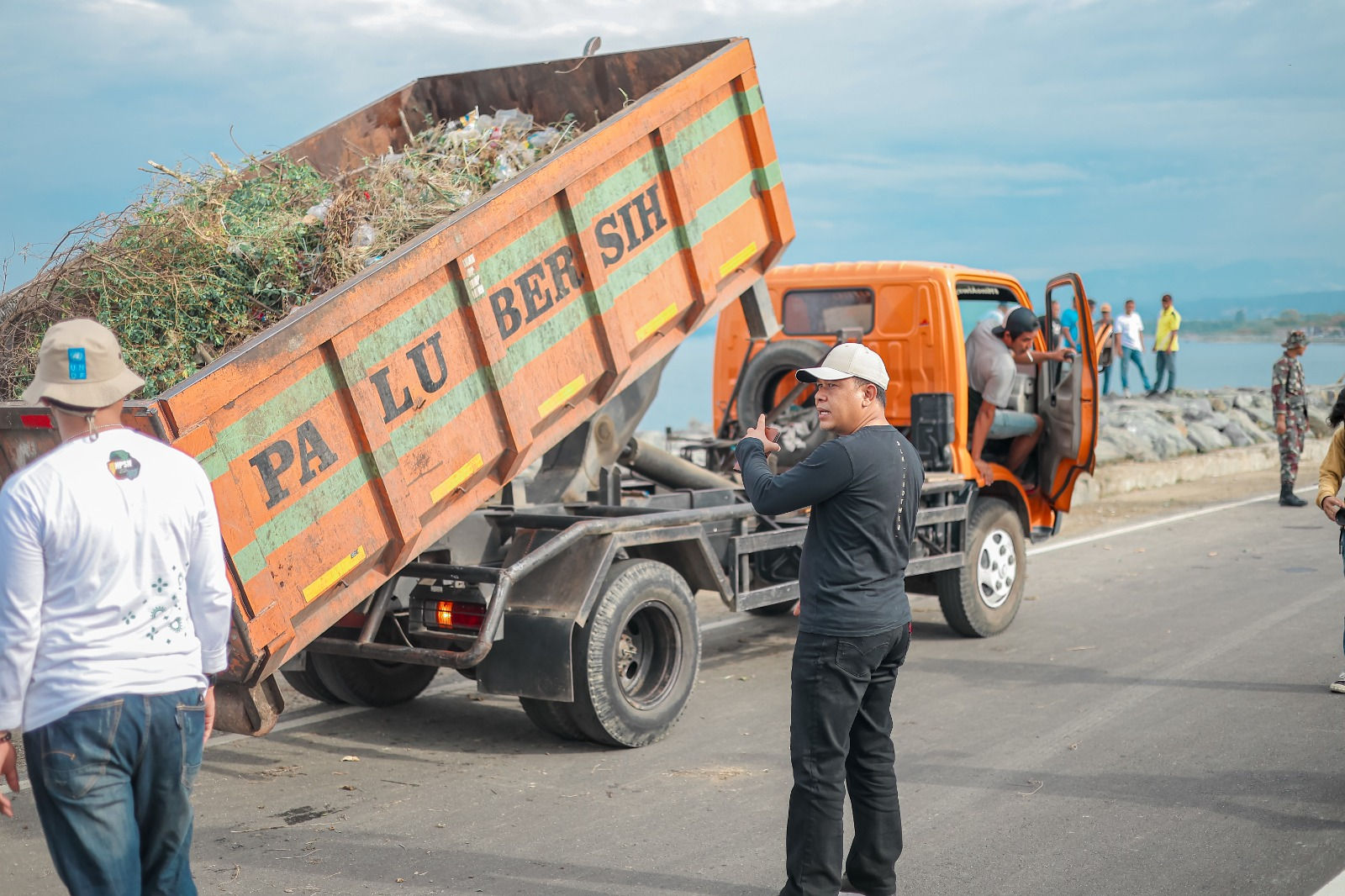 Aksi Bersih Serentak di Pantai Kampung Nelayan dan Pasar Masomba, 3 Ton Sampah Diangkut